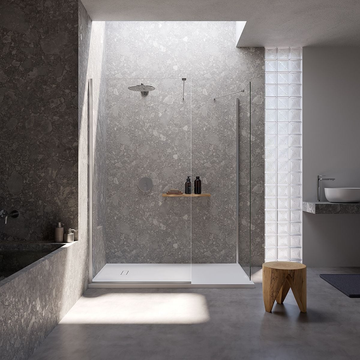 Salle de bain avec douche à l'italienne et murs en pierre, sélection sanitaire Atelier Matière