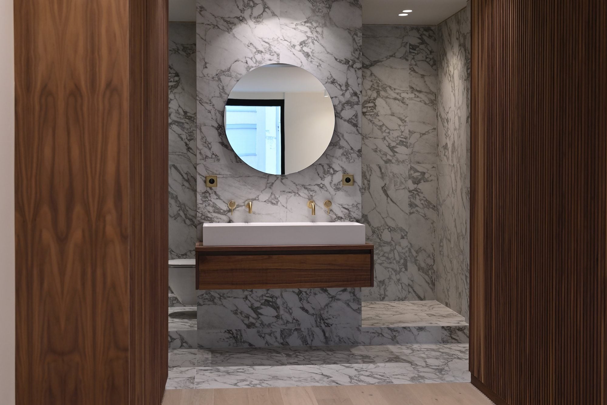 Galilée, salle de bain master en grès effet marbre Arabescato mat et meuble noyer, Atelier Matière Paris