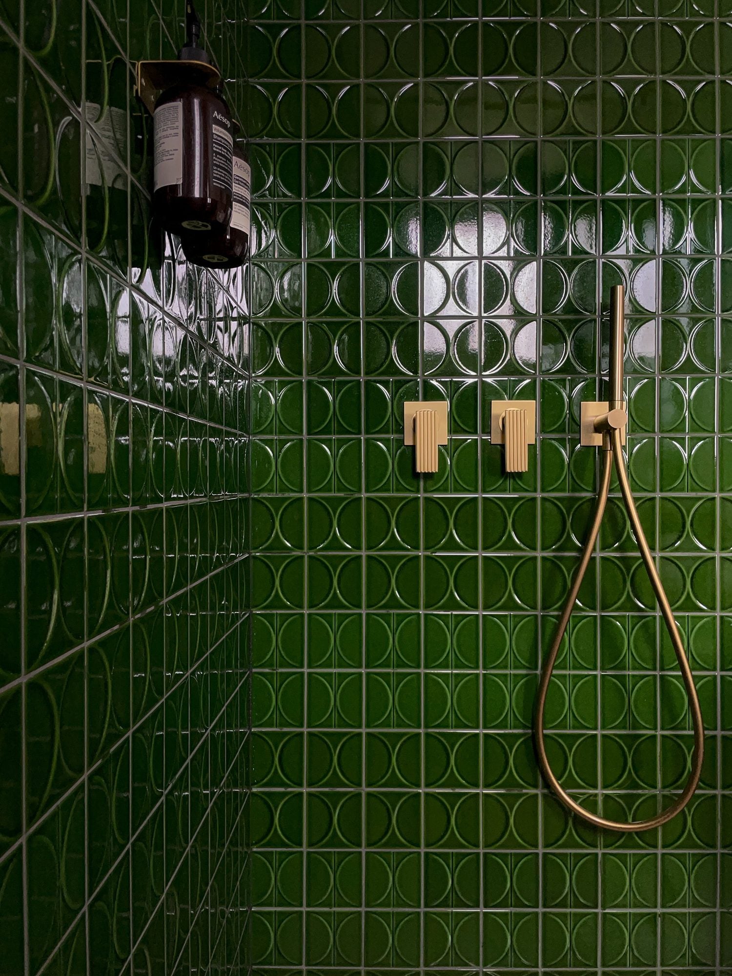 Passy, salle de bain avec douche en faïence vert bouteille émaillée brillante, Atelier Matière Paris 16